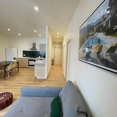 Moderne Place Du Marche Daire Aix-les-Bains