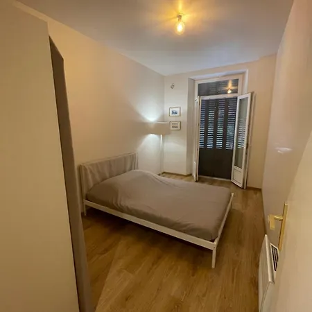 Moderne Place Du Marche *